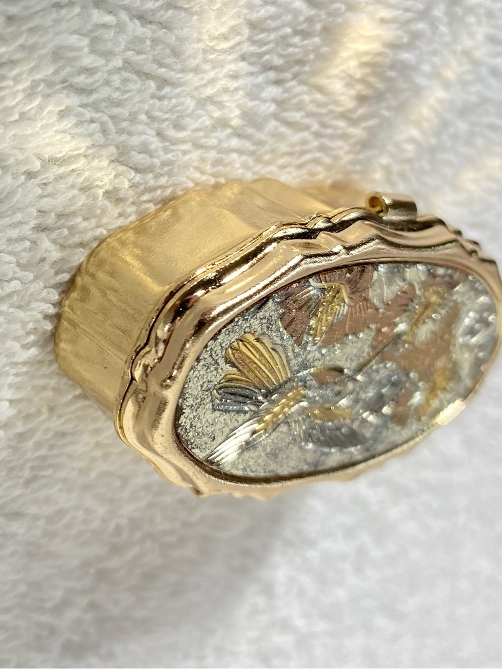 Vintage Gold Tone Hummingbird Floral Compact Sewing Kit Grannycore Art Of Chokin - Picture 5 of 15
